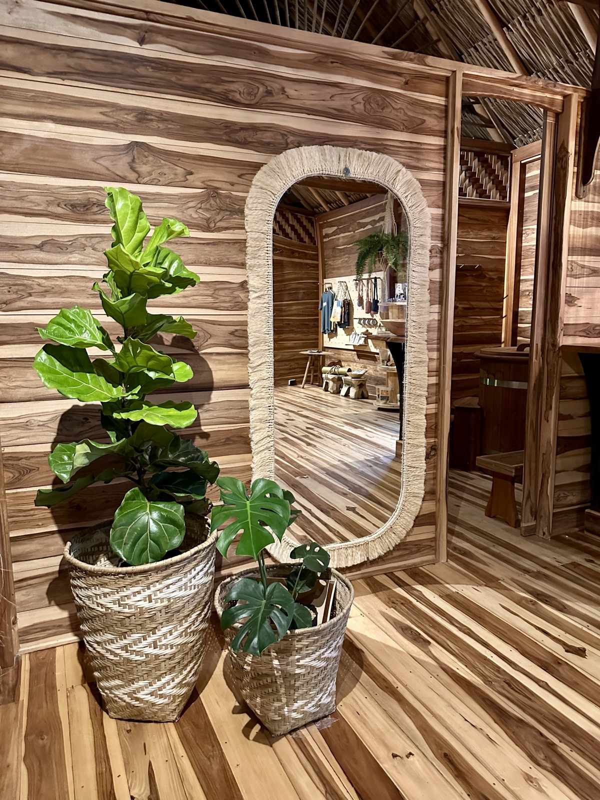 Zona 1 - Showroom con espejo